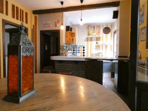 comedor con mesa y bar en Oasis Backpackers' Hostel Granada, en Granada