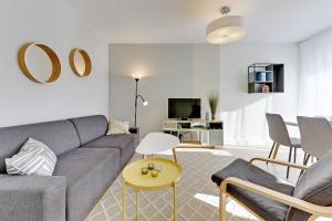 salon z szarą kanapą i żółtym stołem w obiekcie Aviator Modern 83 w Gdańsku