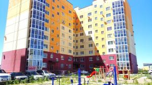 een groep hoge gebouwen met een speeltuin voor de deur bij LOFT - Interior design apartments in Oral