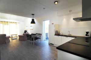 a kitchen and living room with a table and chairs at Vakantiehuizen 't Centrum in Oostkapelle