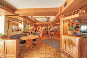 cocina con paredes de madera, mesa y sillas en Hotel Kuchalber Hof, en Donzdorf