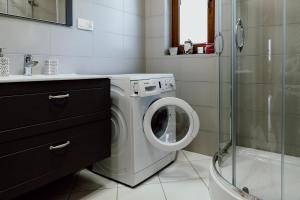 łazienka z pralką i prysznicem w obiekcie Domek na Zagrodzie w mieście Rycerka Górna