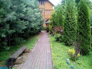 ヤレムチャにあるRomantyka Cottageの煉瓦造りの木々の庭