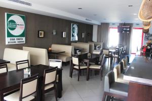 een eetkamer met tafels en stoelen in een restaurant bij Casa Fontes in Pedras Salgadas