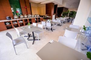 Restoran või mõni muu söögikoht majutusasutuses Rocana Hotel