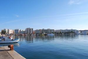 un barco está atracado en un gran cuerpo de agua en B&B Al Porticciolo, en Marsala