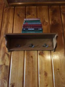 una pila de libros sobre una mesa en McMenamins Kalama Harbor Lodge en Kalama