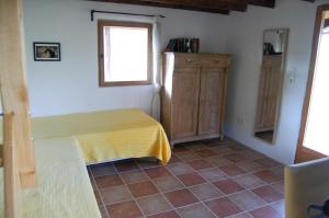 a small bedroom with a bed and a window at Chalet à Bazian in Bazian