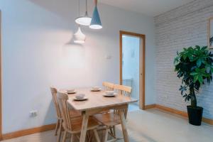 a dining room with a wooden table and chairs at Xi’an Beilin·Moslem Street (Huimin Jie)· Locals Apartment 00174500 in Xi'an