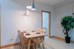 a dining room with a wooden table and chairs at Xi’an Beilin·Moslem Street (Huimin Jie)· Locals Apartment 00174500 in Xi'an