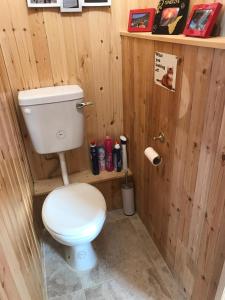 Bathroom sa Cosy Countryside Log Cabin