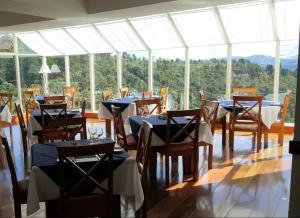 En restaurant eller et andet spisested på Alto do Capivari