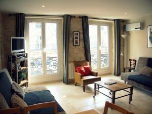 a living room with a couch and a table at Appartement clair et lumineux au centre de Paris in Paris