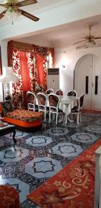 uma sala de estar com uma mesa e cadeiras em Nuba Dool em Aswan