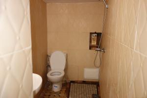 La petite salle de bains est pourvue de toilettes et d'un lavabo. dans l'établissement Riad Mikou, à Fès
