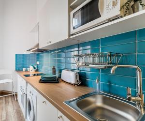 The Blue - studio apartment in the center of Budapestにあるキッチンまたは簡易キッチン