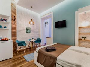 ブダペストにあるThe Blue - studio apartment in the center of Budapestのベッドルーム1室(ベッド1台、テーブル、椅子付)