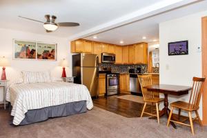 a bedroom with a bed and a kitchen with a table at Red Wing Motel in Manitou Springs
