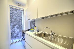 A kitchen or kitchenette at Positano Villa Sleeps 3 Air Con WiFi