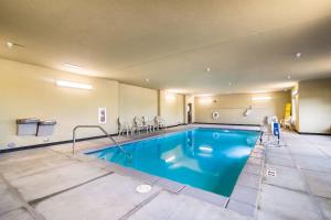una piscina en una habitación de hotel con piscina en Cobblestone Hotel & Suites - Victor, en Victor
