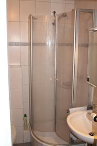 a bathroom with a shower and a sink at Fewo Geesteblick - Dietmar Strauch in Bremerhaven