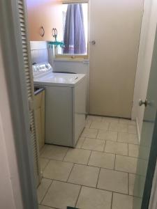La petite salle de bains est pourvue d'un lavabo et d'un miroir. dans l'établissement La Casa Della Nonna in Australia, à Lakes Entrance