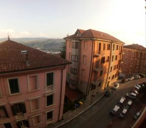 uma vista aérea de uma rua da cidade com edifícios em B&B La Vetta -petite SPA- em Potenza