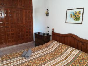 een slaapkamer met een bed met een deken erop bij FerienwohnungMoraira in Moraira