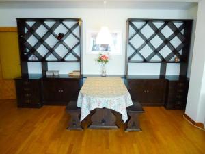 Una habitación con una mesa con un jarrón de flores. en Apartamentos Formigal - admite mascotas en Formigal