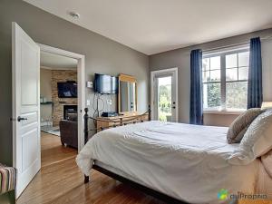 Postel nebo postele na pokoji v ubytování Condo Le Champlain - 105