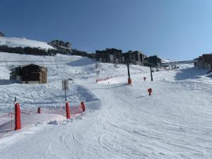 レ・メニュアールにあるRésidence Les Astersの雪下スキー場
