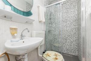 Koupelna v ubytování Apartments Slavomir + 37 fotografií