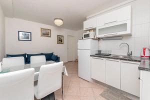 Kuchyň nebo kuchyňský kout v ubytování Apartments Slavomir