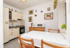 Kuchyň nebo kuchyňský kout v ubytování Apartments Slavomir