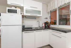 Kuchyň nebo kuchyňský kout v ubytování Apartments Slavomir