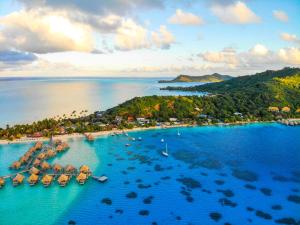 una vista aérea de una isla en el océano en Fare Manava en Bora Bora