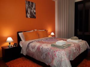 アルコ・ダ・カリェタにあるVista do Valeのベッドルーム1室(オレンジ色の壁の大型ベッド1台付)