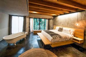 A bed or beds in a room at Casa Chichipicas Hotel Boutique