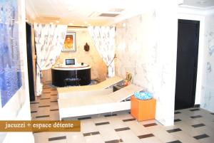 科托努的住宿－Benin Royal Hotel，客厅配有沙发和桌子