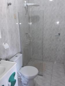 Un baño con ducha, inodoro y lavabo. en Vila Orazio, en Prainha 21 fotos más