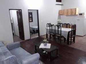 una sala de estar con un sofá y una mesa en Vila Orazio, en Prainha