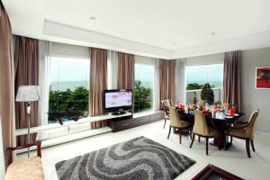 TV a/nebo společenská místnost v ubytování Grand Hatika Hotel