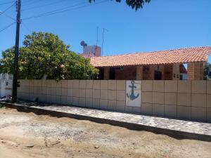 a retaining wall in front of a house at Casa Praia de Carapibus 70m da beira mar Conde João Pessoa PB in Jacumã