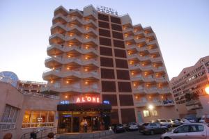 um edifício com um cartaz que lê aloe em Hotel Alone em Cala de Finestrat