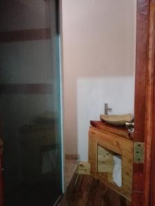 łazienka z umywalką na drewnianym stole w obiekcie Casa del siglo XVII w mieście Jocotitlán