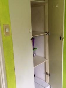 um quarto com um armário e uma porta branca em Room 4 rent em San Salvador