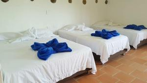 Tres camas blancas con arcos azules. en Terrazas de Guadalupe, en Guadalupe