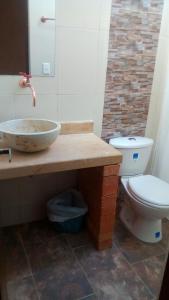 y baño con lavabo y aseo. en Terrazas de Guadalupe, en Guadalupe