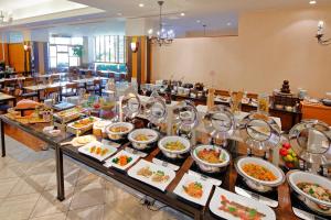 - wybór dań w formie bufetu w restauracji w obiekcie Miyako Hotel Amagasaki w mieście Amagasaki