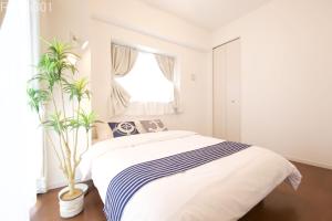 宜野湾市にあるLa Fonte UK2の白いベッドルーム(ベッド1台、窓付)